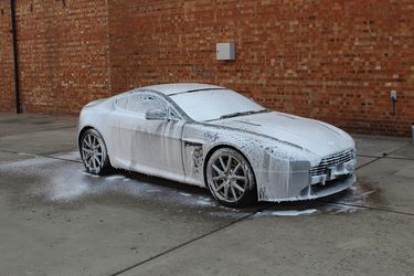 Aston Martin Vantage Snowfoam